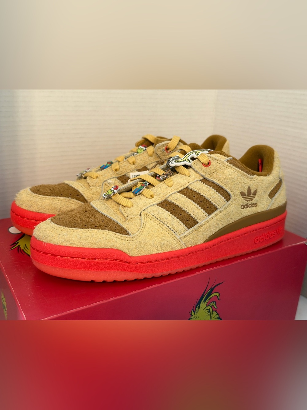 The Grinch × adidas Originals Forum Low CL Oat Bright Red ID8896 Men's Size 10.5